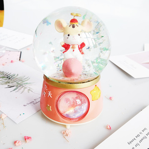 100mm Dễ Thương Chuột long lanh dẫn Quả cầu tuyết nhân tạo <span class=keywords><strong>snowglobe</strong></span> làm bằng nhựa để trang trí nhà - Product Image 1