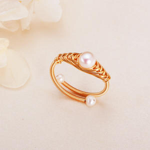 Bracelet en perles d'eau douce de Zhuji fait à la main, conçu avec de petits points, fil de cuivre plaqué or enveloppé de soie, produit de niche unique - Product Image 4