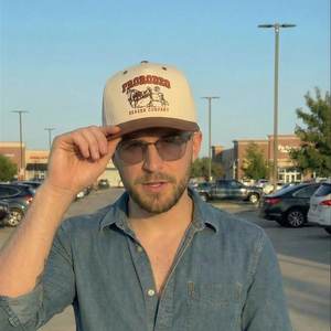 カスタムトラッカーハット ハイプロファイル構造 5パネル スナップバックハット コットンツイルハット ツートーン トラッカーキャップ フラット刺繍ロゴ入り - Product Image 1