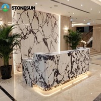 Bureau de réception en marbre italien Calacatta Viola StoneSun, design incurvé, luxueux, moderne, avec éclairage LED rétroéclairé, bureau de réception d'hôtel avec rangement