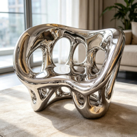 Fauteuil sculptural abstrait en fibre de verre avec finition chromée miroir, rembourrage en mousse, pour hall d'entrée moderne