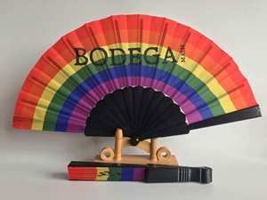 Éventails pliants personnalisés en bambou arc-en-ciel, décorations portables colorées en plastique pour Halloween, la Fierté LGBT, les mariages et la décoration intérieure - Product Image 2