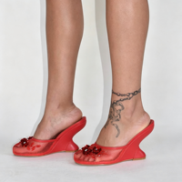 Sandales compensées à bout fermé en résille respirante style créateur 2026 avec motif floral, faible MOQ, livraison rapide pour femmes