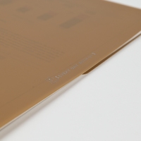 Carpeta de documentos transparente con diseño en forma de L y función de una sola página en entornos profesionales con material PP reciclable