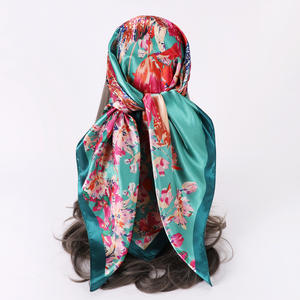 Vente en gros d'écharpes classiques en satin de créateur de qualité américaine Écharpe Hijab Écharpe à fleurs en satin de soie peint - Product Image 3