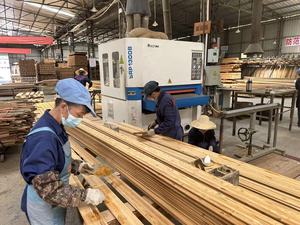<span class=keywords><strong>Mejor</strong></span> precio 100% Madera de pino cruda de alta calidad Madera Thermowood Decking Deck Madera tratada Madera modificada térmicamente <span class=keywords><strong>para</strong></span> Decking - Product Image 4