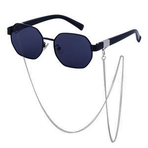 DG-042 Gafas de sol poligonales con cadena para mujer, montura negra, protección UV400, con cadena de metal, diseño moderno - Product Image 1