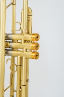 Wholesale Custom Gold Lacquer Surface Heavy Duty Professional Bb Key Trumpet Matte Brushed Finish Factory Brass Wind Instruments