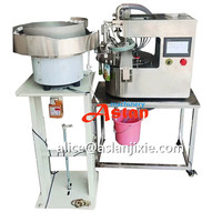 Machine de remplissage et de bouchage automatique autonome pour sachets avec machine intégrée pour bouchons à vis / Machine de remplissage et de bouchage pour sachets souples à bec verseur pour sauces