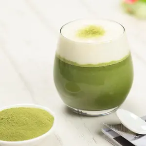 抹茶をカスタマイズするさまざまなパッケージのおいしい強い風味の抹茶ラテ