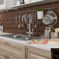 Ensemble d'armoires de cuisine rétro bicolore en bois de bouleau massif avec comptoir en quartz, meuble de rangement inférieur blanc à grain de bois, îlot central