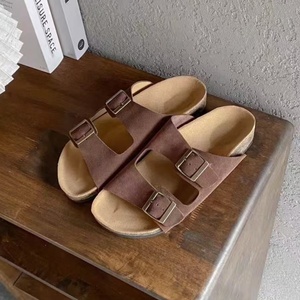 Chaussons de sport de luxe personnalisés pour hommes, en cuir durable, confortables et plats, idéaux pour la maison, l'extérieur, l'été et l'usage quotidien - Product Image 1