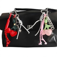Breloque de sac style Miu rétro en matériaux mixtes, motif cerise, porte-clés coréen mignon en forme de fruit, pendentif de luxe discret et de niche, faible MOQ