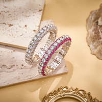 Bracelet chaîne tennis en laiton en forme de poire avec diamants ronds et incrustation de corindon rouge bicolore, style classique neutre, cadeau d'anniversaire