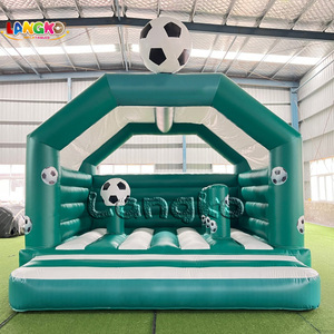 Château gonflable à thème football pour locations de fêtes, château sauteur populaire et abordable avec souffleur d'air - Product Image 1