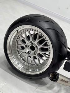 Motocicleta <span class=keywords><strong>Cafe</strong></span> <span class=keywords><strong>Racer</strong></span> Personalizada de <span class=keywords><strong>1000cc</strong></span>, EFI, Roja y Blanca, con Chasis Expuesto, Neumático Trasero Ancho, Escape Modificado, Estilo Retro - Product Image 2