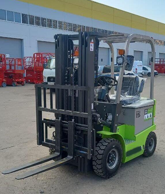 Xe nâng hàng forklift 1.5 tấn FB15Z đang hoạt động trong kho