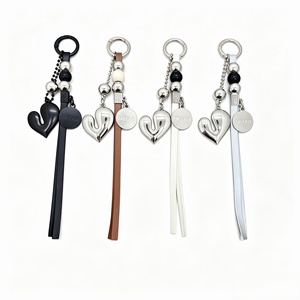 Pingente de Estrela Unissex Moderno em Liga e Couro PU, com Etiqueta Preta, Alfinete de Segurança e Cordão Trançado, Estilo Streetwear, Gótico e Techwear - Product Image 5