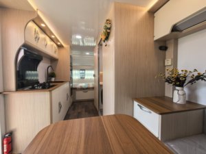 Équipement de <span class=keywords><strong>camping</strong></span>, remorque de <span class=keywords><strong>camping</strong></span>-<span class=keywords><strong>car</strong></span>, fabricant professionnel AL-KO, châssis durable, mobilier entièrement en aluminium - Product Image 2