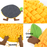 Schattig hondenspeeltje voor langzaam eten, snuffelmat met fruit (peer, perzik) en gerimpeld papier