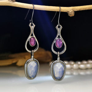 Orecchini Pendenti Stile Vintage con Accento di Colore Viola, Accessori di Moda per Donne - Product Image 1