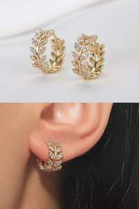 Boucles d'oreilles créoles plaquées or en forme de feuille avec zircone cubique étincelante, petites boucles d'oreilles huggie pour femme, bijoux inspirés de la nature - Product Image 3