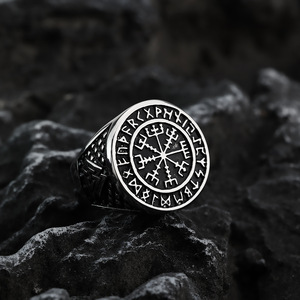 Anillo de hombre de acero inoxidable estilo vikingo nórdico y único con diseño de brújula rúnica, joyería de estilo hip hop, regalo. - Product Image 1