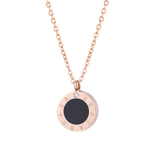 Collar con colgante redondo de oro rosa y diseño de letras con incrustaciones de diamantes para regalo, de Yunnique. - Product Image 1