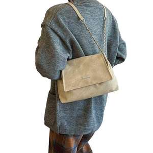 Sac à Bandoulière à Chaîne en Cuir Texture Daim avec Boucle en Métal pour Femme - Product Image 4