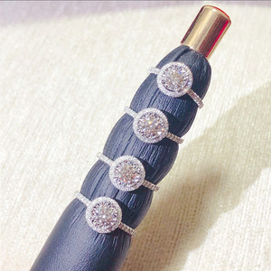 Anello classico con pietra rotonda a quattro punte per donna, gioielli di moda dal design elegante intarsiato - Product Image 3