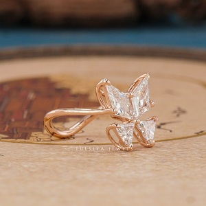 Bague classique en diamant de haute joaillerie avec pierre sertie à griffes et bande polie pour une élégance au quotidien - Product Image 2