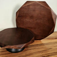 Plateau à gâteau en bois géométrique décoratif de conception de polygone marron foncé avec la base de support fonctionnelle pour la table à manger de desserts pâtisseries