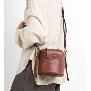 Sacs seau en cuir véritable avec cordon de serrage pour femmes, sacs à bandoulière et sacs travers en cuir de vachette, style simple et tendance, vente en gros - Product Image 1