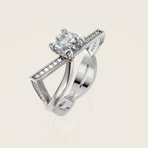 Impresionante anillo de boda Queen que muestra una belleza majestuosa y acentos brillantes diseñados para recuerdos duraderos - Product Image 4