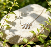 Collier pendentif branche de feuille délicate en acier inoxydable 316L plaqué or 18 carats, bijou minimaliste pour femme, idéal pour le quotidien et comme cadeau