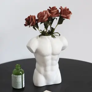北欧のクリエイティブライト高級男性ボディアートの装飾家の柔らかい装飾のための電気メッキシルバーセラミック花瓶