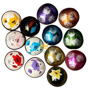 Bols en coquille de noix de coco naturelle faits à la main avec revêtement laqué brillant, bols décoratifs pour fruits pour un design d'intérieur contemporain - Product Image 6