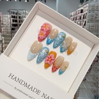 Ongles courts en amande faits à la main, motif floral 3D Hibiscus, French manucure à carreaux bleus et étoiles de mer, ongles d'été tropicaux pour les vacances