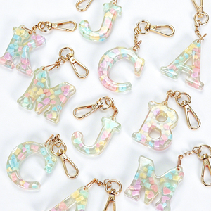 Llavero de resina transparente con 26 pequeños corazones coloridos personalizados, llavero de resina con letras del alfabeto, adorno para bolso o mochila. - Product Image 3