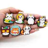 Breloques de chaussures en PVC avec chat mignon de dessin animé de créateur personnalisable différentes couleurs vente en gros d'accessoires de breloque de sabot pour la position supérieure