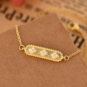 สร้อยข้อมือมุก ดีไซน์ดอกไม้สีทอง เกรด AA แบบฝังขอบ สำหรับใส่ทุกวัน - Product Image 3