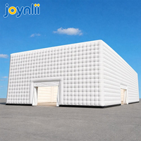 Grande structure gonflable autoportante, tente de réception commerciale en forme de cube blanc pour exposition et salon professionnel