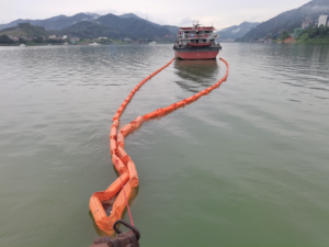 Flèche industrielle d'intervention en cas de déversement d'huile avec système QuickConnect pour une installation rapide Flèche d'intervention en cas de déversement d'huile en PVC - Product Image 2
