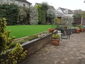 裏庭の造園や遊び場用の人工芝と人工芝