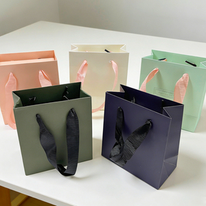 Bolsas de Papel para Regalos Personalizadas, Ecológicas, de Lujo, Reciclables, con Asas de Cinta, Impresión de Logotipo con Estampado en Caliente para Pequeñas Empresas - Product Image 2