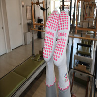 Chaussettes de sport pour femmes en coton compressif, antidérapantes, avec logo brodé, design fuzzy, personnalisées, pour yoga et pilates