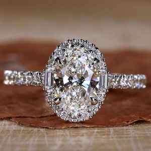 Женское овальное кольцо с бриллиантами - Product Image 1