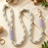 Laisse pour chien en corde de coton de couleur dopamine, tressée avec des accents floraux tridimensionnels ; la taille, la couleur et le style peuvent tous être personnalisés