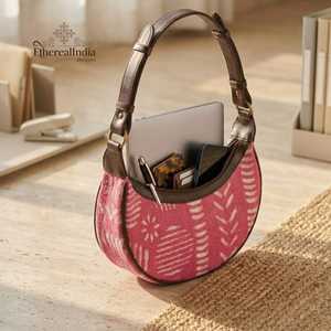 Bolso Hobo Rosa Ikat Hecho a Mano, Bolso de Hombro en Forma de Media Luna, Bolso Boho de Algodón, Bolso de Mano Moderno para Uso Diario, Venta al por Mayor en India - Product Image 3