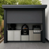 Meuble de cuisine extérieur modulaire en acier inoxydable sur mesure avec auvent motorisé pour barbecue, idéal pour les divertissements dans le jardin ou la cour.